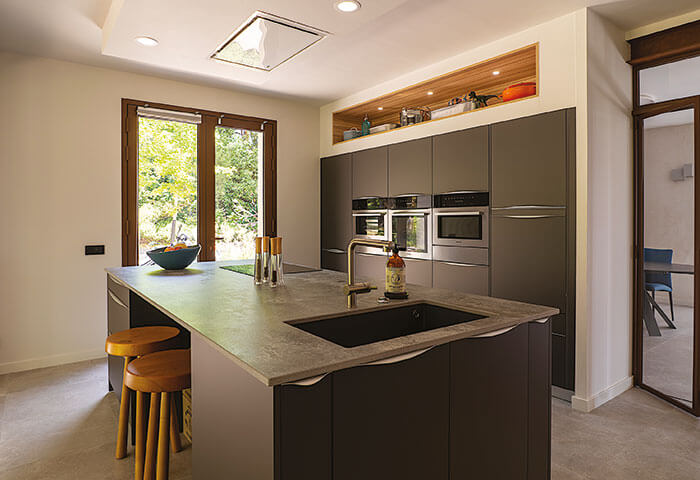 renovation maison saint ferreol rouge indigo architectes